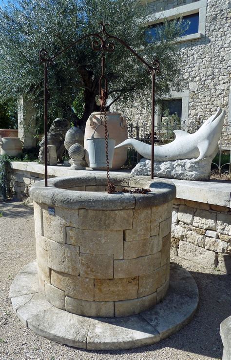 Chaque Puits Est Unique Celui Ci Un Puits Rond En Pierre De Provence