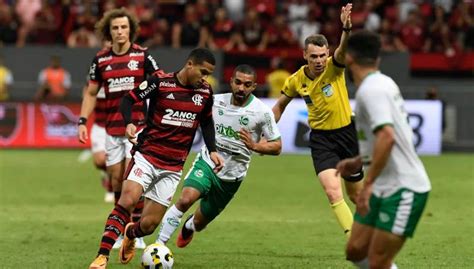 Flamengo joga mal e consegue empate no último minuto no jogo o