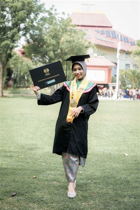 Contoh Ide Pose Foto Wisuda Keren Mengesankan Dan Kekinian