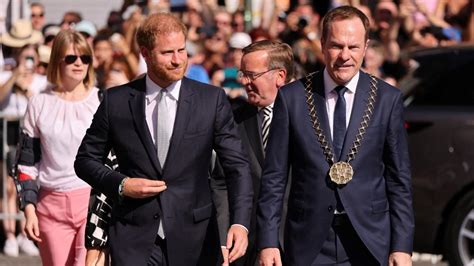 Deutschlandbesuch Prinz Harry Trifft Am D Sseldorfer Rathaus Ein Und