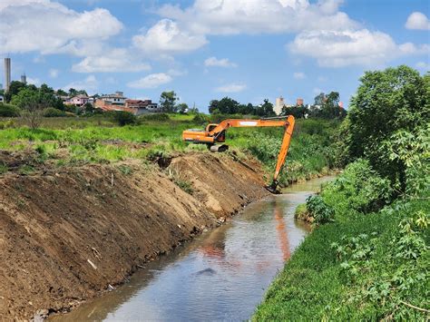 Prefeitura Intensifica Desassoreamento Do Rio Crici Ma No Bairro