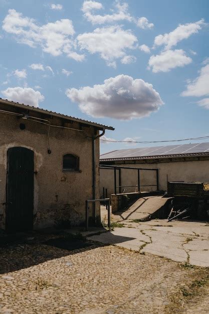 Pain Is Solares No Telhado De Um Velho Celeiro Em Uma Fazenda No Campo