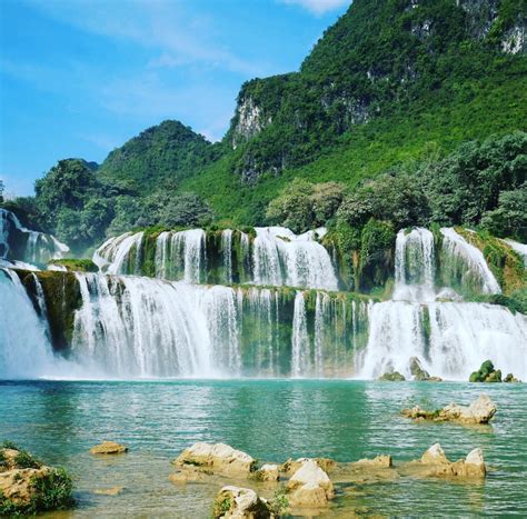 Ban Gioc waterfalls, Cao Bang in Vietnam (left half is Vietnamese ...