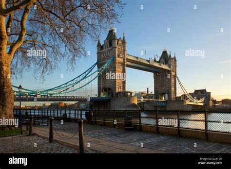Tower Bridge Side View Hi Res Stock Photography And Images Alamy