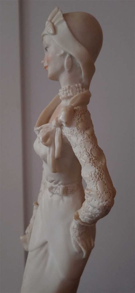 Figurka rzeźba alabaster kobieta dama w sukni D Belcari sygnatura