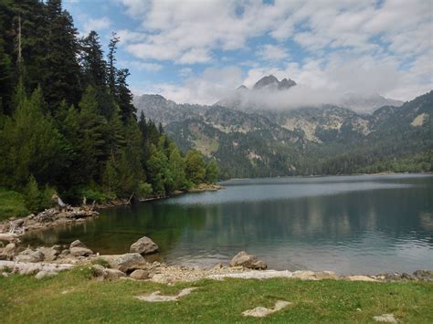 Parc Nacional d Aigüestortes i Estany de Sant Maurici Lake River