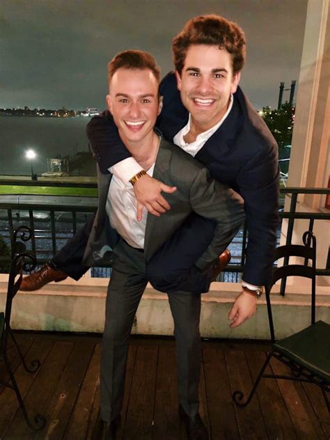 Gay Fica Sem Par Para O Baile De Formatura E Amigo Hétero O Surpreende E Vai Ele A Capa