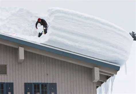 Avoid A Roof Collapse From Heavy Snow Here S How To Remove Snow From