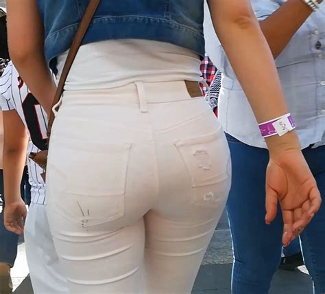 Bonita Mujer Con Nalgas Redondas En Pantalon Apretado Mujeres Bellas