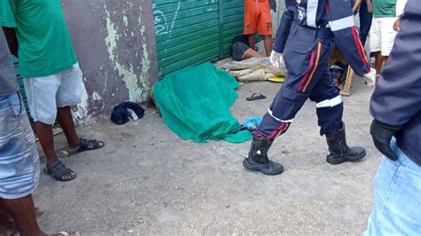 Homem Morto A Facadas Ap S Luta Corporal Morador De Rua Em The