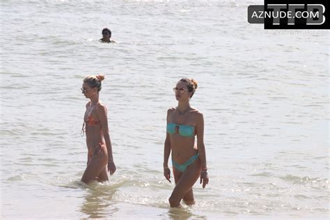 Alessandra Ambrosio Sexy Seen Flaunting Her Hot Body In A Bikini During