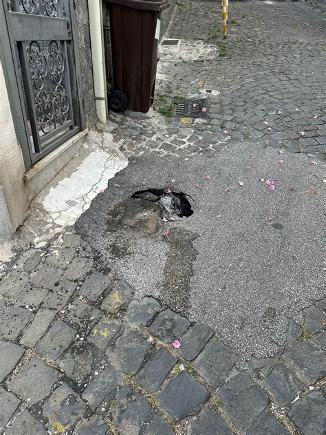 POZZUOLI I Lettori Segnalano Strada Che Sprofonda Ma Nessuno Fa