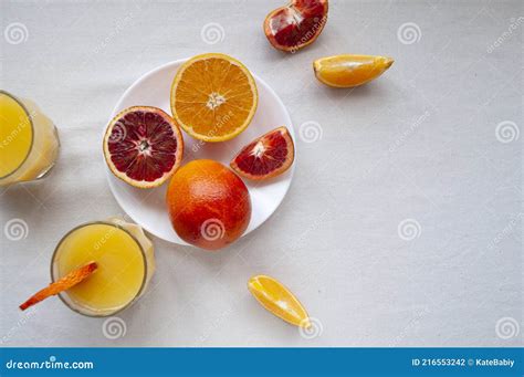 Fresca Deliciosa Variedad Cortada De Naranjas En Un Plato Blanco Foto