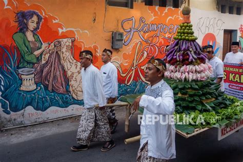 Saroeng Batik Carnival Di Pekalongan Republika Online