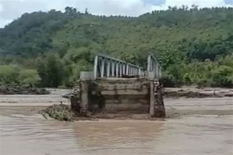 Derasnya Air Sungai Termanu Di Pulau Timor Ntt Sebabkan Oprit Jembatan