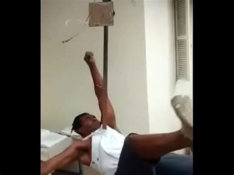 Negão caindo de cu na quina XVIDEOS