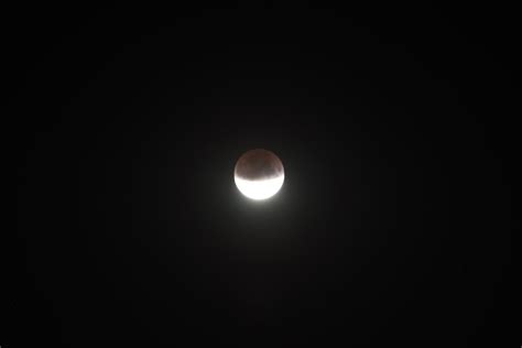 Medio Eclipse De Luna Lunar Sobre Fondo De Cielo Nocturno Negro Foto