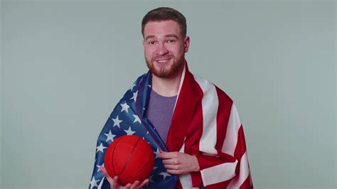 barbado joven hombre baloncesto ventilador participación americano