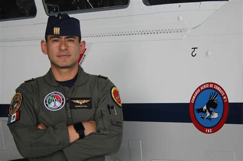 Piloto de la Fuerza Aérea Mexicana se convierte en instructor de Texan