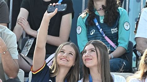 La Princesa Leonor Y La Infanta Sofía Dominan El Arte Del Selfie