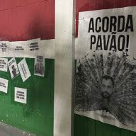 Torcedores Do Fluminense Fazem Protesto Cartazes E Faixas Em