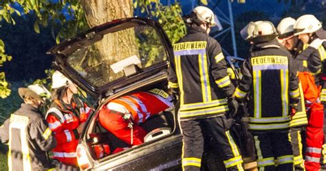 Schwerer Unfall Auf Der L Bei Bornheim Autofahrer In Seinem