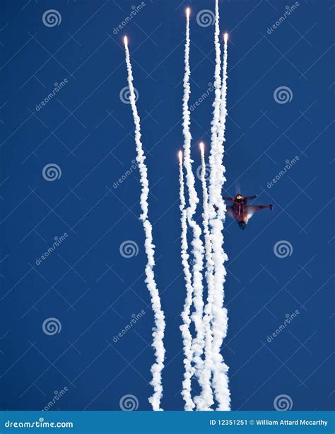 F-16 Fighting Falcon and Flares Editorial Photo - Image of aarts ...