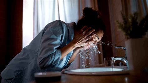 Ice Water Facials Surprising Benefits Of Dipping Your Face In Ice