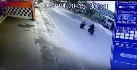 Detik Detik Tabrakan Dua Motor Terekam Cctv Satu Orang Tewas