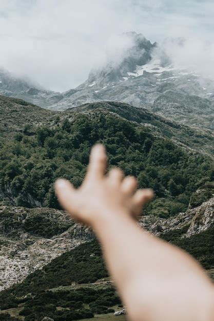 Papel De Parede Temperamental De Uma M O Fora De Foco Em Frente A Uma