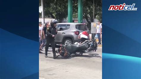 Se Enfrentan A Golpes Policía Y Motociclista Youtube