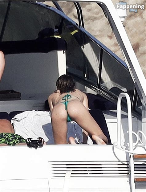 Leni Klum Shows Off Her Sexy Bikini Body While Enjoying The Sun With In
