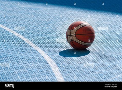 Uno a uno en la cancha de baloncesto fotografías e imágenes de alta