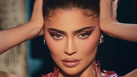 Kylie Jenner Pone A Prueba Las Reglas De Instagram Al Mostrar Un Bikini Con Pezones Pintados Caras