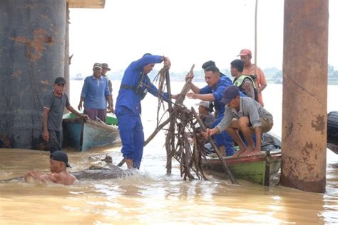 Peduli Lingkungan Polda Jambi Kerahkan Seluruh Personil Bersihkan