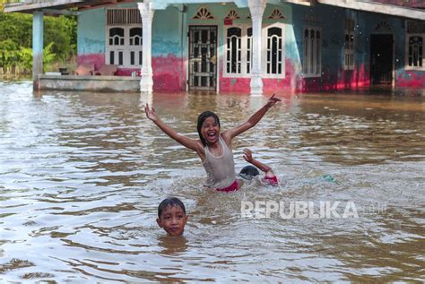 Luapan Sungai Batanghari Rendam Rumah Warga Di Muara Tembesi