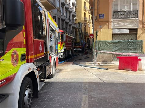 Un Incendio Obliga A Desalojar Un Edificio En El Distrito De Ciutat