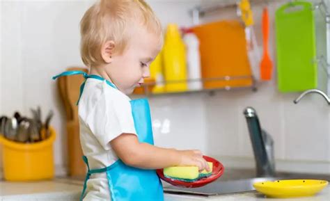 Los niños que ayudan con las tareas domésticas se convertirán en