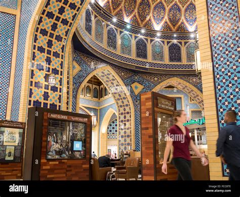 Los turistas de compras en Ibn Battuta el más grande del mundo themed