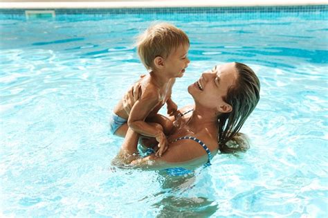 Madre Y Su Peque O Y Lindo Hijo Nadando En La Piscina Al Aire Libre