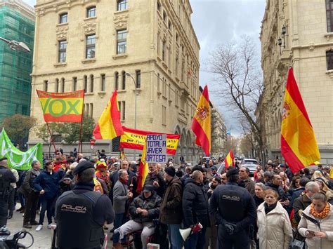 Un Centenar De Personas Se Manifiestan Frente Al Ayuntamiento De Madrid