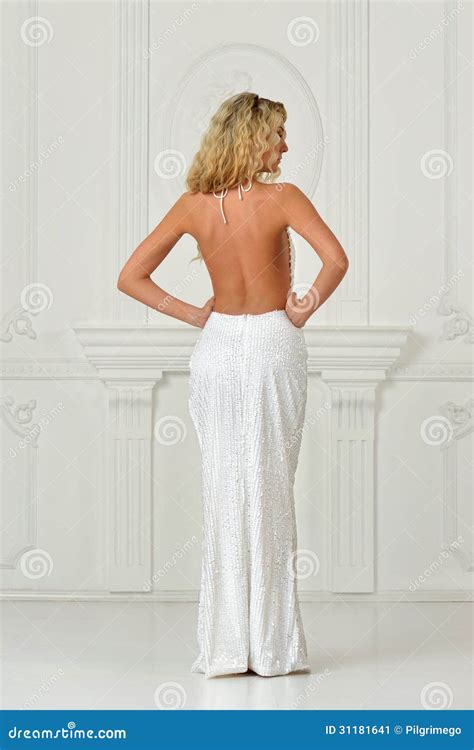 Belle Femme Dans La Longue Robe Sexy Avec Le Dos Nu Image Stock