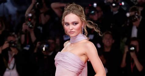 Lily Rose Depp S Naked Nails Show Why Simple Is The Best Holiday Mani