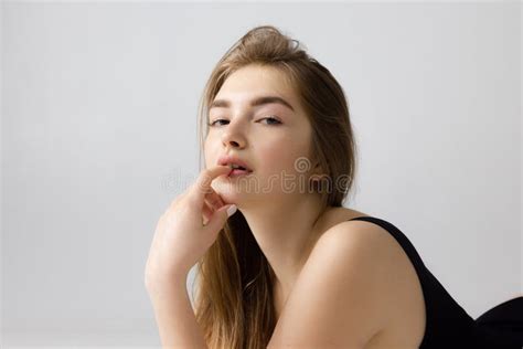 Closeuse Belle Adorable Jeune Fille En Lingerie Noire Posant Isolée Sur Fond Studio Gris Beauté