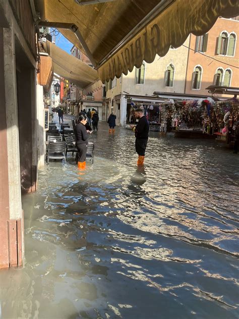 Rottura Del Tubo Dell Acqua In Rio Ter Lista Di Spagna Foto E Gallery