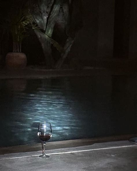 Ester Expósito como una hechicera posó en bikini y mostró su luz natural