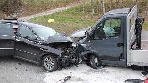 Verkehr stockt nach Frontal Crash auf der Vinschger Staatsstraße