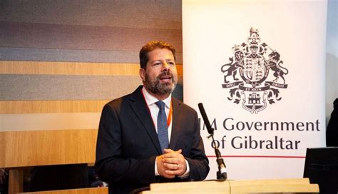 El ministro principal de Gibraltar dice que sigue con el corazón