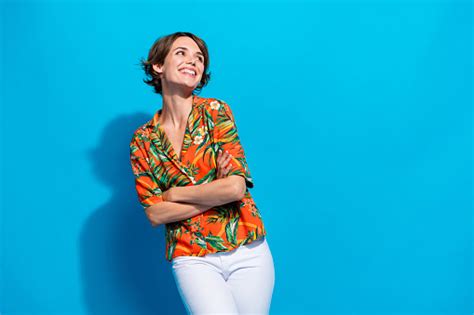 Potret Orang Cantik Kreatif Yang Berpikiran Menyilangkan Lengan Senyum