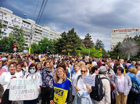 Protest de amploare al cadrelor didactice în București Marș de la